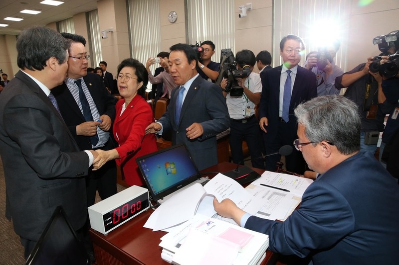 지난 10월6일 국회에서 열린 교육문화체육관광위원회 국정감사에서 유성엽 위원장이 미르·케이(K)스포츠재단과 관련해 최순실씨와 차은택씨의 증인 출석 요구 안건을 상정하려 하자 새누리당 염동열 간사와 이은재 의원이 정회를 요구해 더불어민주당 도종환, 국민의당 송기석 간사가 논쟁을 하고 있다. 강창광 기자 chang@hani.co.kr