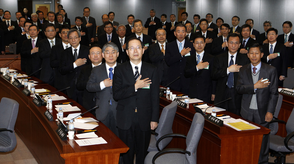 전문 외교관 출신이 대사로 임명되는 경우가 대부분이지만, 미국과 중국, 일본 등 주요 4개국 등에는 정치인 등 비전문가가 맡는 때도 많다. 2010년 2월8일 서울 도렴동 정부중앙청사 별관에서 열린 재외공관장회의에서 각국 주재 대사들이 국기에 대한 경례를 하고 있다. <한겨레> 자료사진