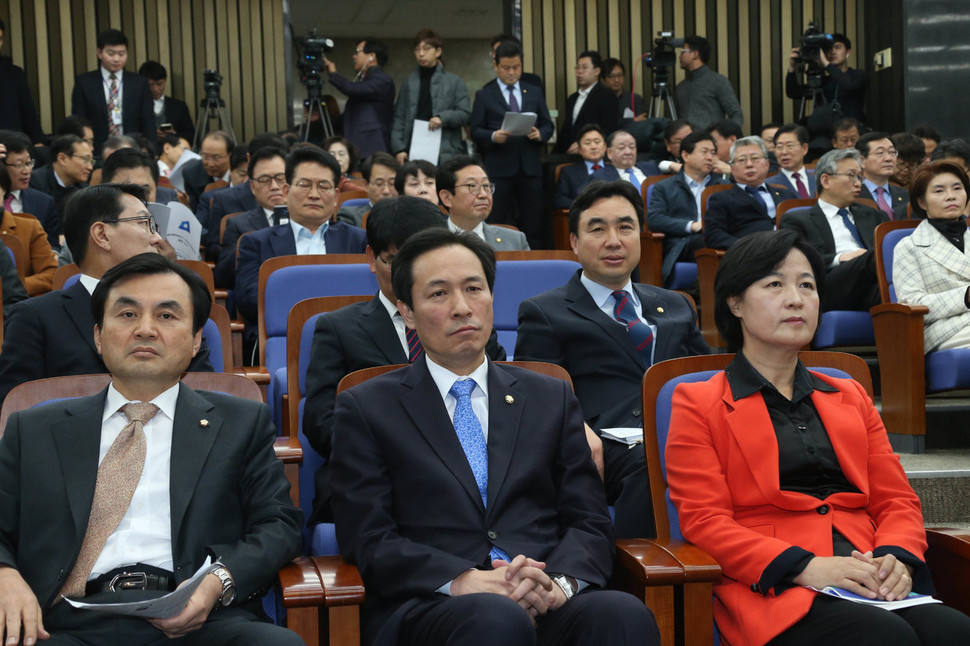 추미애 더불어민주당 대표가 25일 오전 국회에서 열린 의원총회에서 참석자들의 발언을 듣고 있다. 오른쪽부터 추 대표, 우상호 원내대표, 안규백 사무총장. 이정우 선임기자 woo@hani.co.kr