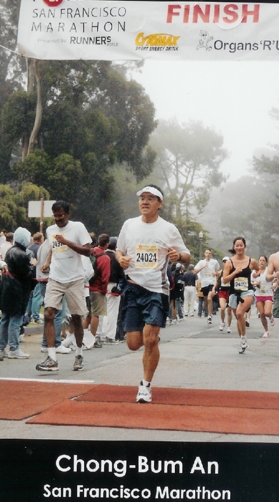 안종범 전 수석이 교수 시절 안식년을 보내던 2005년 당시 미국 샌프란시스코 마라톤대회에 참석해 결승선을 통과하고 있다.  <머니투데이> 제공