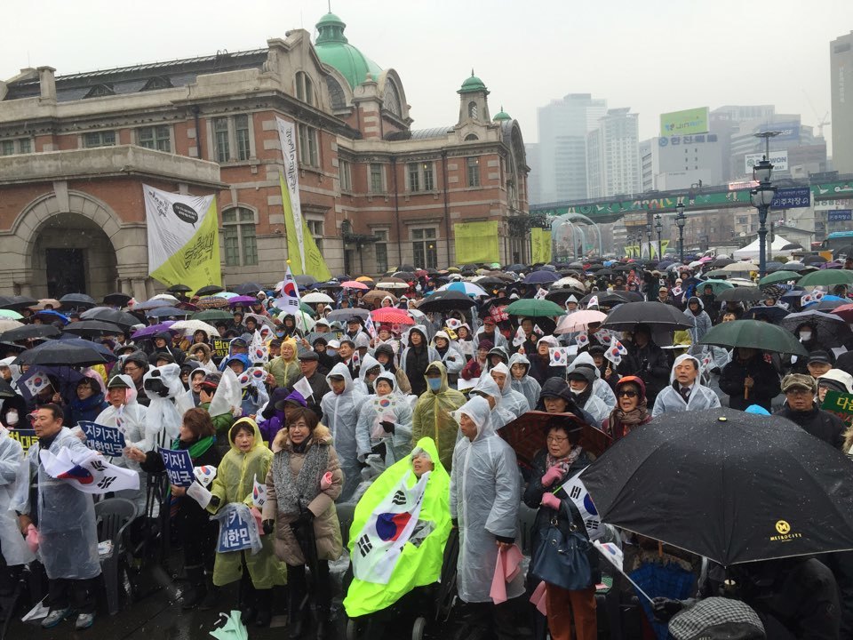 26일 오후 3시 ‘새로운 한국을 위한 국민운동’이 서울역광장에서 개최한 ‘하야 반대’ 집회에 예상보다 적은 사람이 참가했다. 김규남 기자