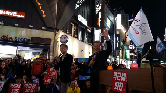 지난 19일 부산 서면에서 열린 ‘문재인과 부산시민이 함께하는 시국 토크’에 참석한 문재인 전 더불어민주당 대표. 김영동 기자 ydkim@hani.co.kr