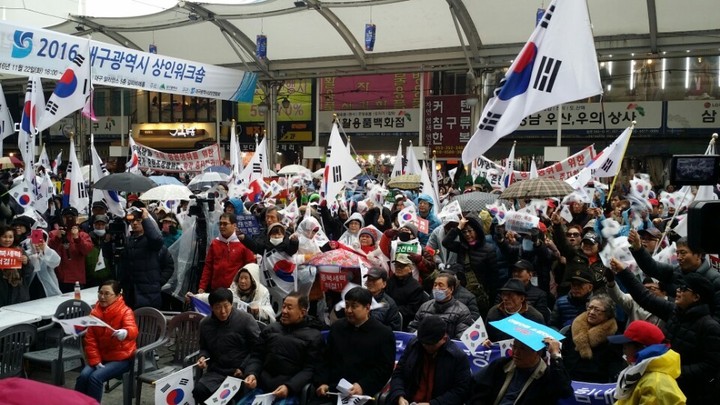 26일 오후 1시 대구 중구 대신동 서문시장에서 대한민국 박사모 회원 등 500여명이 집회를 열어 박근혜 대통령 퇴진 반대를 외치고 있다. 김일우 기자 cooly@hani.co.kr