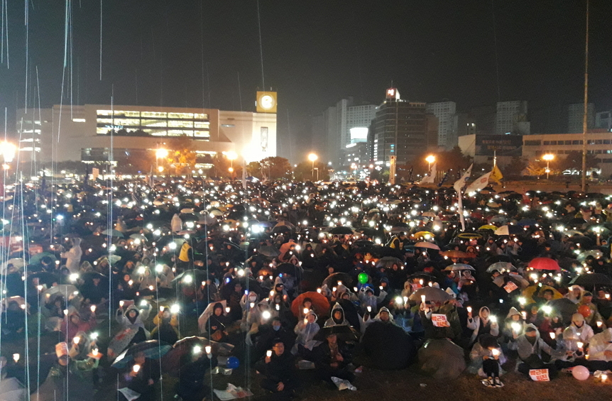 경남 창원시민 1만여명은 26일 저녁 비 내리는 창원광장에서 박근혜 대통령 퇴진을 요구하는 제5차 시국대회를 열었다.
