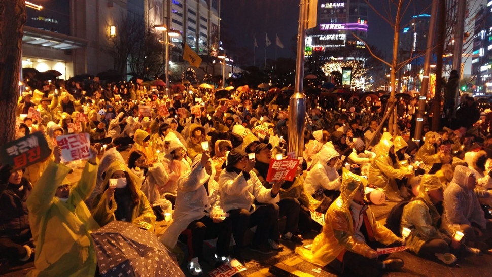 26일 울산시민대회에 참가한 시민·학생들이 “국민이 명령한다. 박근혜는 퇴진하라” 구호를 외치고 있다.