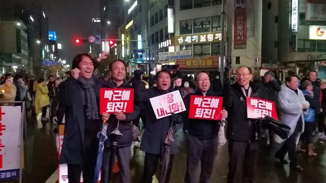 광주 시민들이 26일 밤 거리행진을 하며 박근혜 퇴진을 외치고 있다.