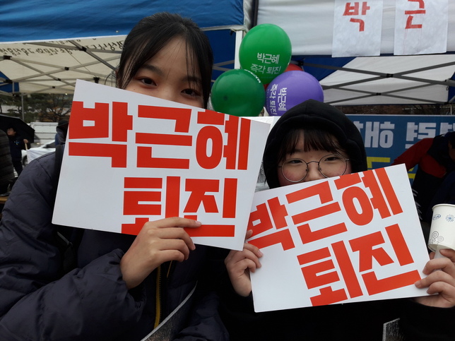 26일 저녁 제5차 경남시국대회에 참가한 최아무개양(왼쪽)과 조아무개양. 두 학생은 “공부를 하는 것보다 승마를 배우는 것이 좋겠다”며 현 시국을 비꼬았다.