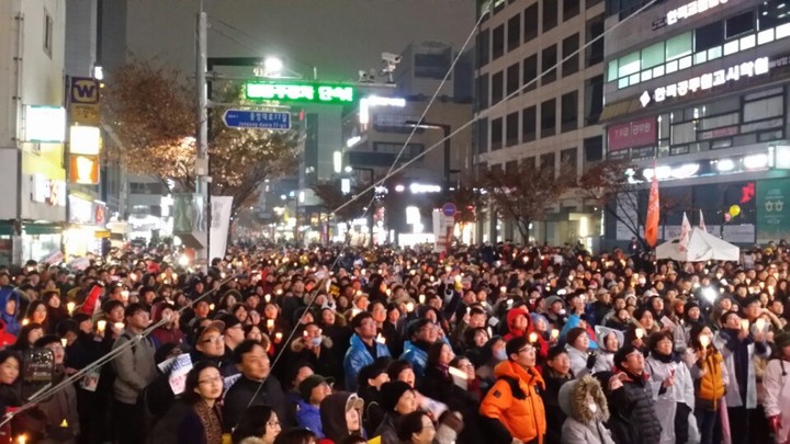 26일 저녁 대구 중구 대중교통전용지구에서 열린 ‘박근혜 퇴진 제4차 대구시국대회’에서 사람들이 ’박근혜 대통령 퇴진‘을 외치고 있다. 김일우 기자 cooly@hani.co.kr