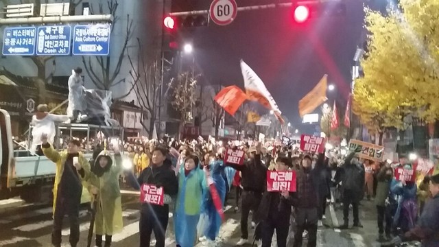 26일 밤 광주 시민 7만여 명이 박근혜 퇴진 구호 등을 외치며 거리행진을 하고 있다.