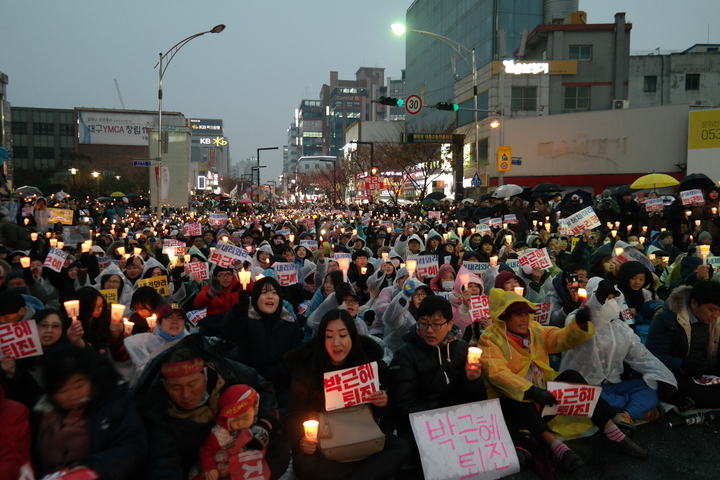 26일 저녁 대구 중구 대중교통전용지구에서 열린 ‘박근혜 퇴진 제4차 대구시국대회’에서 사람들이 ’박근혜 대통령 퇴진‘을 외치고 있다. 김일우 기자 cooly@hani.co.kr