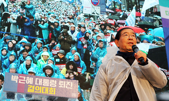 박원순 서울시장이 26일 오후 서울 중구 청계광장에서 열린 더불어 민주당 박근혜 대통령 퇴진 결의대회에 참석, 발언하고 있다.연합뉴스