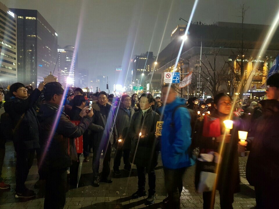 26일 오후 광화문 촛불 집회에 참석한 남경필 경기지사가 시민들과 만나고 있다.
