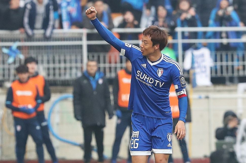 수원의 염기훈이 27일 수원월드컵경기장에서 열린 2016 KEB하나은행 FA컵 결승 1차전 FC서울과의 경기에서 후반 결승골을 성공시킨 뒤 기뻐하고 있다. 수원/연합뉴스