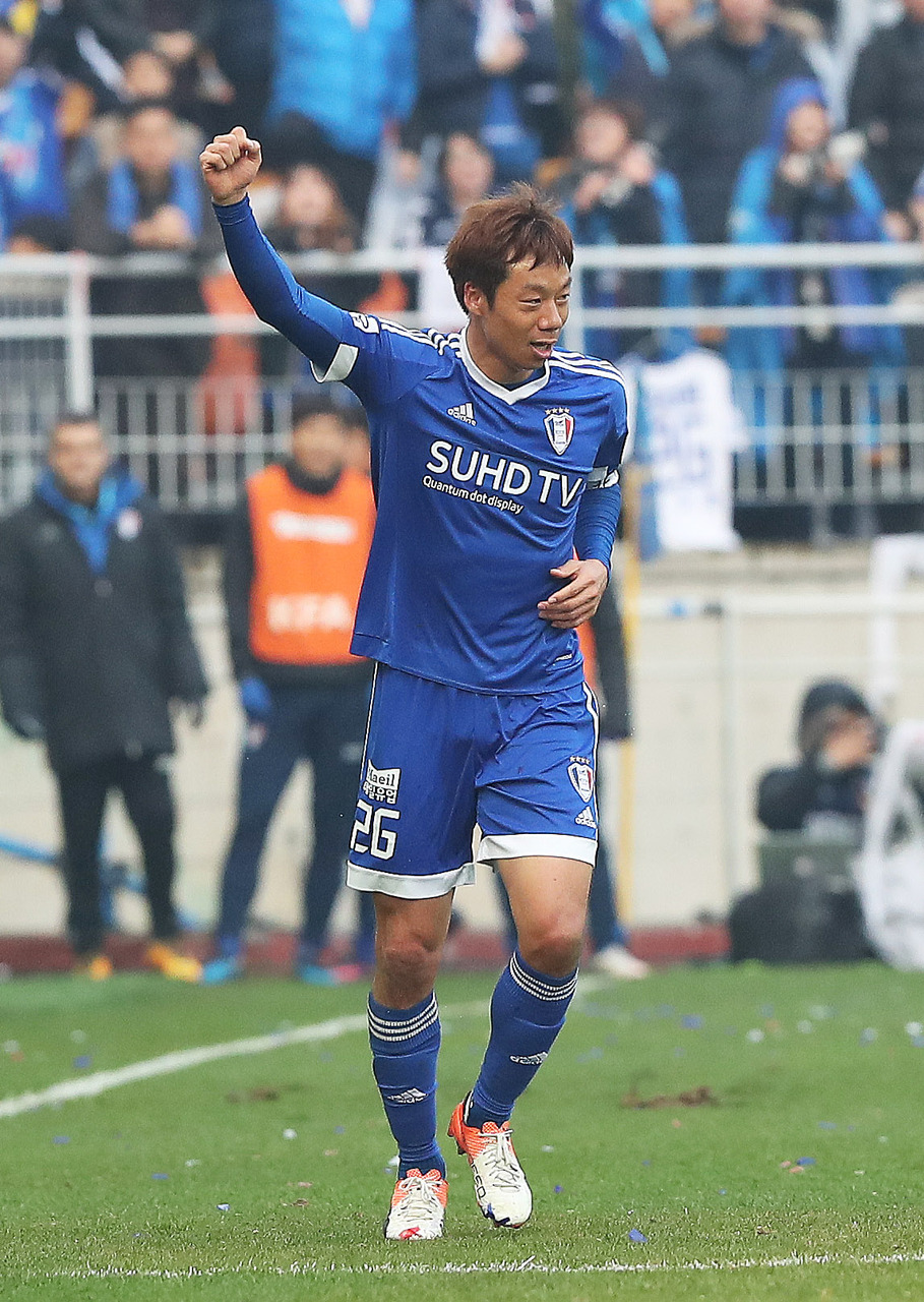수원의 염기훈이 27일 수원월드컵경기장에서 열린 2016 KEB하나은행 FA컵 결승 1차전 FC서울과의 경기에서 두번째 골을 넣은 뒤 환호하고 있다.수원/연합뉴스