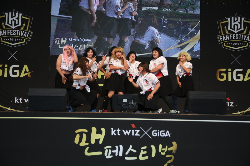 프로야구 케이티 위즈 신인 선수들이 27일 수원시 인계동에 위치한 제1 야외음악당에서 팬 2000여명이 참여한 팬 페스티벌에서 걸그룹 트와이스로 변신해 장기자랑을 하고 있다. 사진 케이티 위즈 제공