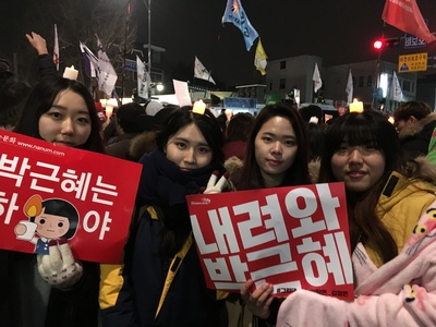 26일 서울 광화문광장을 찾은 박도연씨. 왼쪽에서부터 박하은(22) 박도연(22) 이영인(23) 신지영(22)씨. 허승 기자