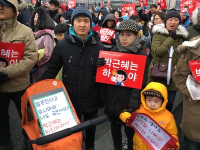 26일 남편, 큰아들(4), 작은딸(4개월)과 함께 서울 광화문광장을 찾은 박새봄씨. 허승 기자