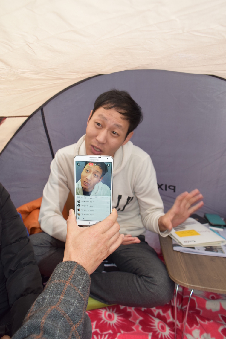 지난 19일 서울 광화문 예술인 노숙텐트촌에서 페이스북 생방송 인터뷰에 응하고 있는 김여래 배우.