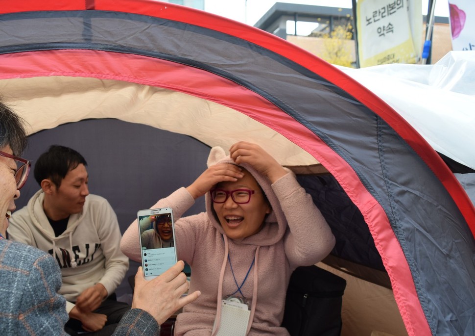 지난 19일 4차 촛불집회가 있던 날 오후 3시20분 서울 광화문 예술인 노숙텐트촌에서 페이스북 생방송으로 방혜영 연출과 김여래 배우를 인터뷰했다.