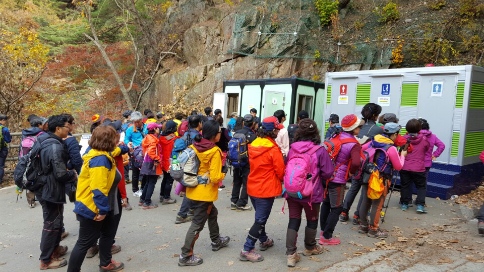 경기도 파주시 감악산 출렁다리를 찾은 등산객들이 지난 6일 화장실을 이용하기 위해 줄을 길게 늘어서고 있다. 박경만 기자