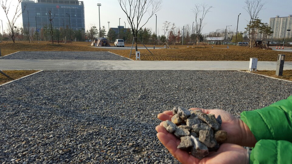 지난 4일 시범개장한 킨텍스 야영장의 오토캠핑장. 거액의 예산을 들여 천연 잔디밭이 깔린 자연캠핑장을 오히려 망가뜨렸다는 지적이 나온다. 고양/박경만 기자