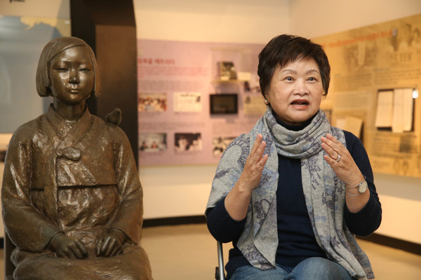 지은희 정의기억재단 이사장이 24일 오전 서울 마포구 성산동 전쟁과평화여성박물관에서 일본 정부와 맺은 일본군 ‘위안부’ 피해자 관련  ‘한일합의’에 대해 무효를 주장하고 있다. 김봉규 선임기자 bong9@hani.co.kr