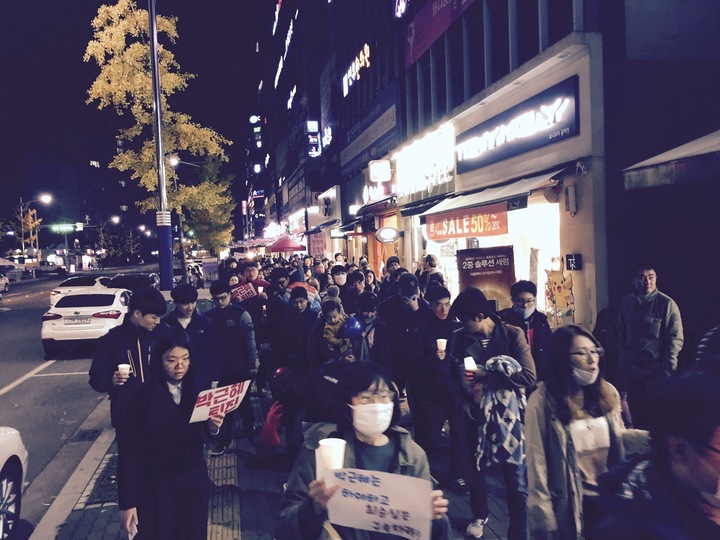 지난 12일 오후 6시 대구 동구 율하동 반계공원에서 주민들이 박 대통령의 퇴진을 촉구하는 동네 촛불집회를 열고 난 뒤 동네를 행진하고 있다. 주민 제공