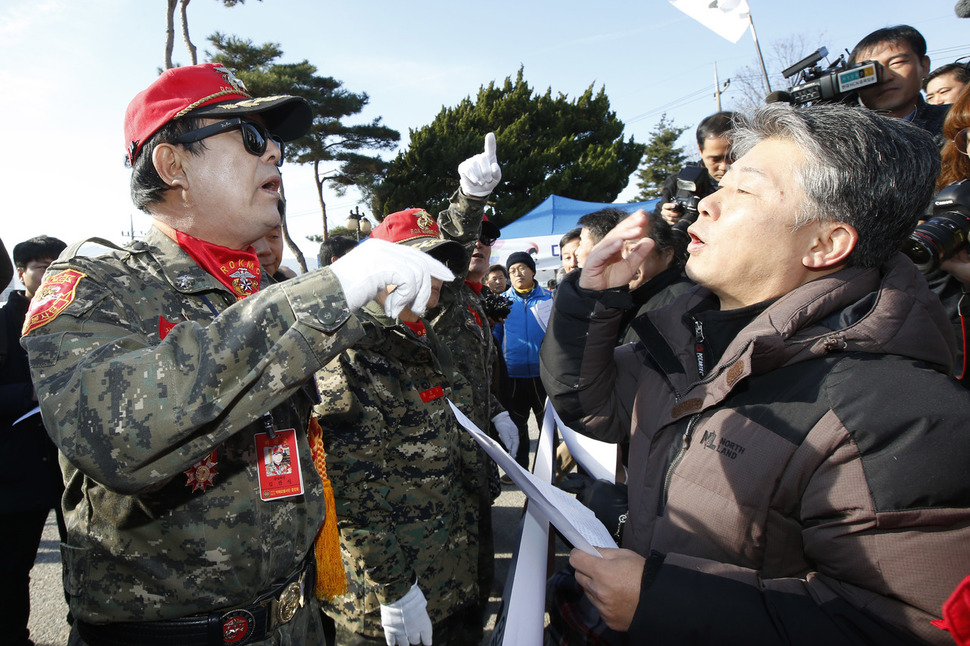 `육영수 여사 탄생 91주년 숭모제'가 열린 29일 오전 충북 옥천군 옥천관성회관 앞에서 '박근혜 대통령 퇴진 옥천국민행동' 등 지역 시민단체 회원들이 군민들의 세금이 행사 지원금으로 쓰이는 옥천군을 규탄하는 기자회견을 열자 박해모('박근혜를 사랑하는 해병 모임') 등 보수단체 회원들이 거칠게 항의하고 있다. 옥천/이정아 기자 leej@hani.co.kr