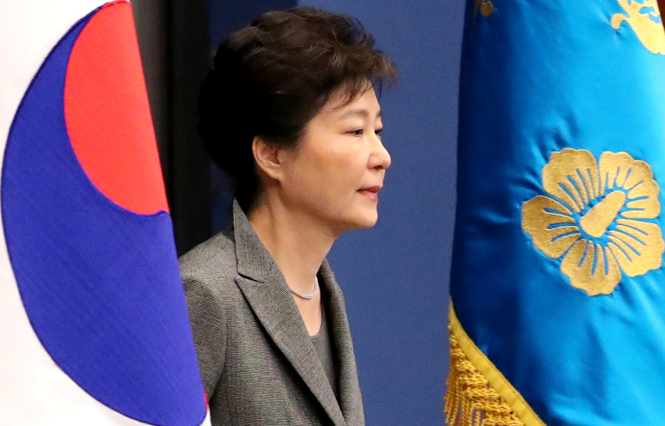 박근혜 대통령이 29일 오후 청와대 춘추관 대브리핑실에서 제3차 대국민담화를 발표하기 위해 걸어 나오고 있다. 연합뉴스