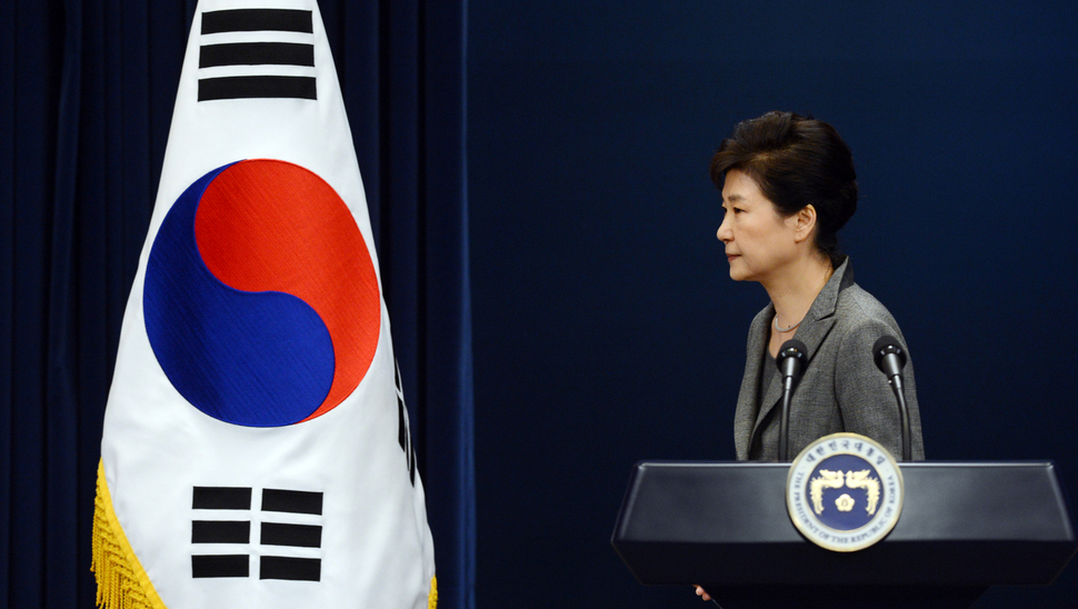 박근혜 대통령이 29일 청와대 브리핑룸에서 대국민 3차 담화 발표를 마친 뒤 돌아서고 있다. 2016.11.29. 청와대사진기자단