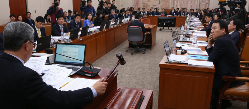 국회 교육문화체육관광위원회 유성엽 위원장(뒷모습)이 지난 25일 전체회의를 열고 있다. 이정우 선임기자 woo@hani.co.kr