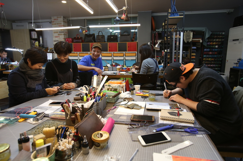 지난 25일 경기도 고양시 일산서구 대화동의 한 가죽공예 공방에서 창업 지망생들이 지갑 만드는 방법을 배우고 있다. 박경만 기자
