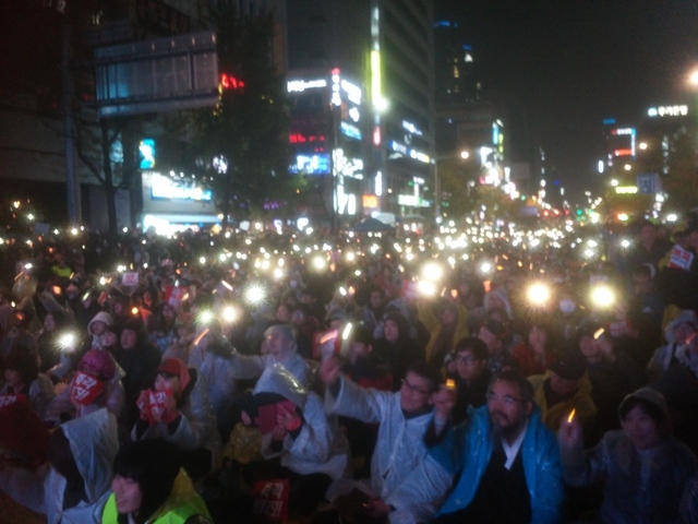 지난 26일 부산도시철도 1호선 서면역 앞에서 열린 박근혜 퇴진 촉구 촛불집회에서 시민들이 발광 다이오드 촛불을 흔들고 있다.