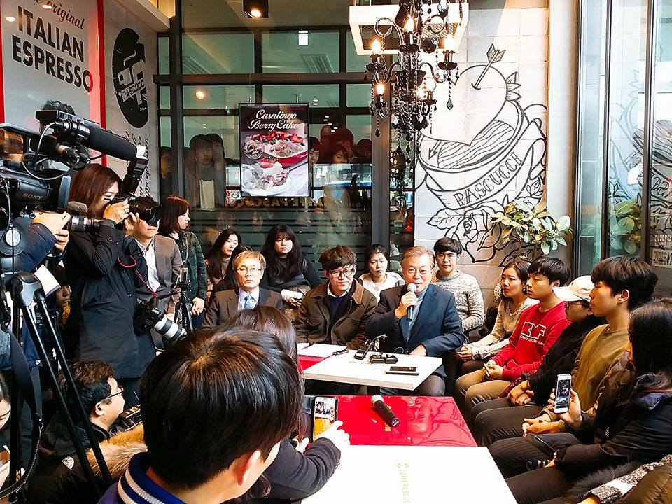 문재인 전 더불어민주당 대표가 상지대 인근 커피숍에서 학생들과 시국대화를 하고 있다. 문 전 대표는 이날 학교 쪽의 방해로 학내로 들어가지 못했다. 상지대총학생회 사회관계망서비스 갈무리
