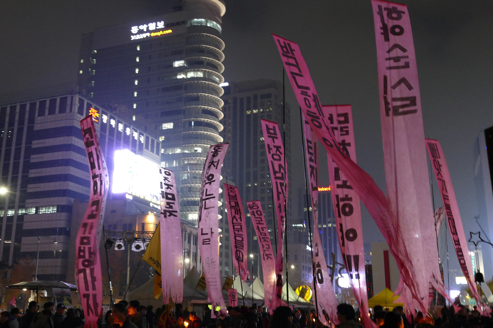 조문호 다큐멘터리 사진작가가 선보인 `광화문시위3'이란 제목의 작품. ‘박근혜 하야’ ‘고마하고 감방가자’ 등 세로 펼침막이 펄럭이는 광화문 촛불집회 현장을 생생하게 사진에 담았다.  최형순 미술평론가 제공
