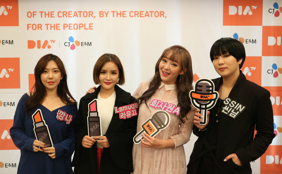 CJ E&M의 1인 크리에이터 전용 TV채널 '다이아 티비' 개국 기자간담회에서 뷰티 분야 TOP 크리에이터들이 '4인4색 메이크업' 시연쇼를 펼치고 있다.(왼쪽부터 깡나, 라뮤끄, 회사원A, 씬님).