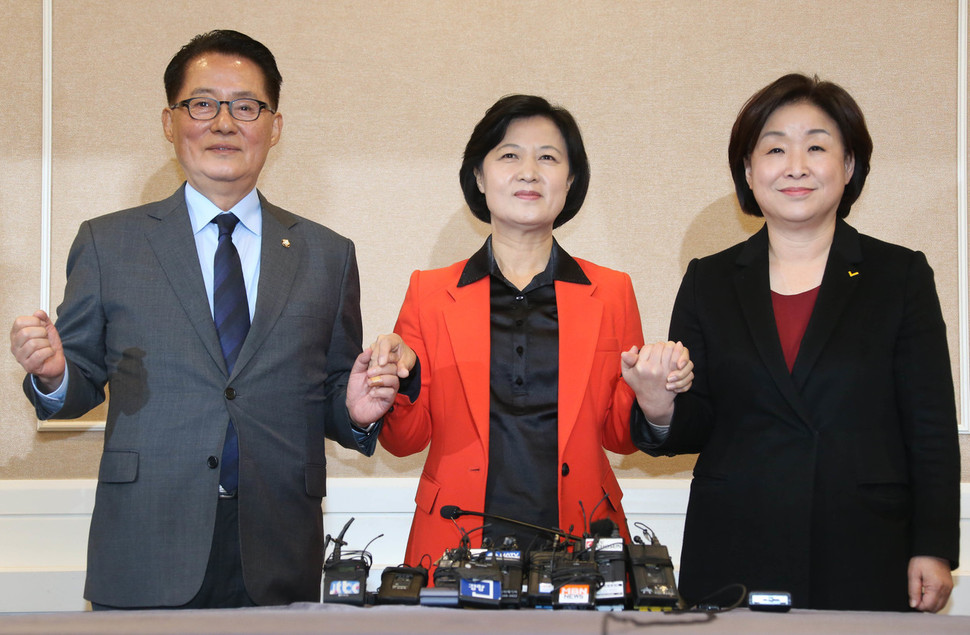 박근혜 대통령의 3차 담화에 대한 야당의 공조 방안 마련을 위해 30일 오전 국회 귀빈식당에서 만난 야3당 대표들이 손을 맞잡아 보이고 있다. 왼쪽부터 박지원 국민의당 비상대책위원장, 추미애 더불어민주당 대표, 심상정 정의당 대표. 이정우 선임기자 woo@hani.co.kr