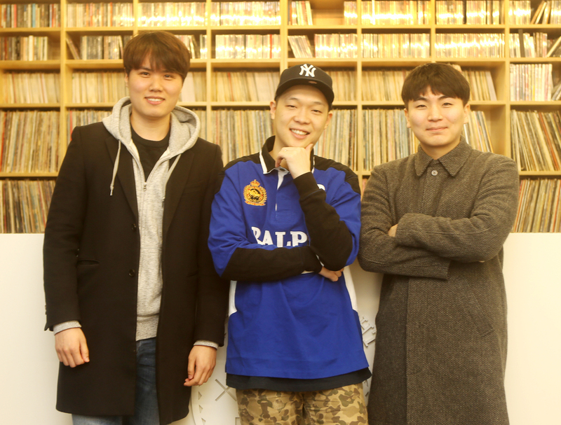 팔로알토(가운데)가 인터뷰에 참여한 대학생 양길성(왼쪽), 김안수(오른쪽)씨와 기념촬영을 하고 있다. 박미향 기자 mh@hani.co.kr
