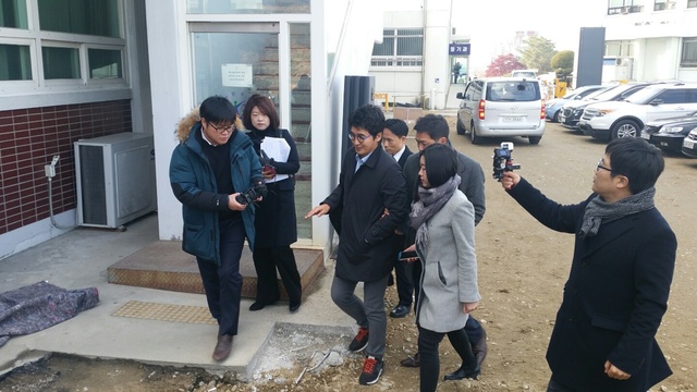 이성한 미르재단 전 사무총장(가운데 안경 쓴 사람)이 1일 춘천지법에서 열린 재판에 앞서 “국정조사도 있고 특검도 있으니 모든 것은 거기 가서 얘기하겠다”고 밝히고 있다. 이씨는 자신이 운영한 회사 직원에게 급여 등을 지급하지 않아 지난 6월 근로기준법을 위반한 혐의로 기소돼 재판을 받고 있다.