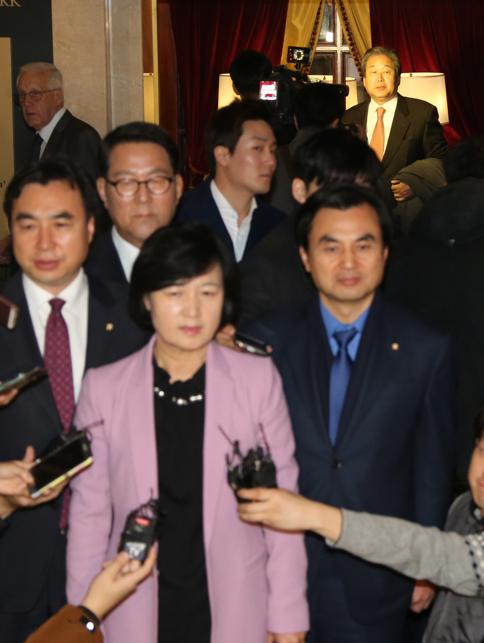 추미애(앞) 더불어민주당 대표와 새누리 비주류 비상시국위원회를 이끌고 있는 김무성 전 대표가 1일 오전 서울 여의도 한 호텔에서 탄핵관련 긴급회동을 마친 뒤 취재진의 질문을 받으며 회담장을 빠져 나오고 있다. 김태형 기자 xogud555@hani.co.kr