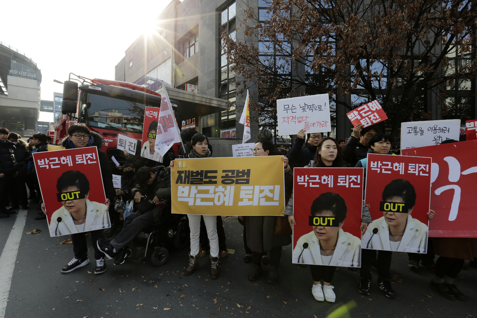 시민단체 회원들과 시민들이 1일 오후 대구 중구 동산네거리에서 박근혜 대통령의 서문시장 화재 현장 방문에 맞춰 퇴진을 요구하는 손팻말을 들고 시위를 하고 있다. 대구/김명진 기자 littleprince@hani.co.kr