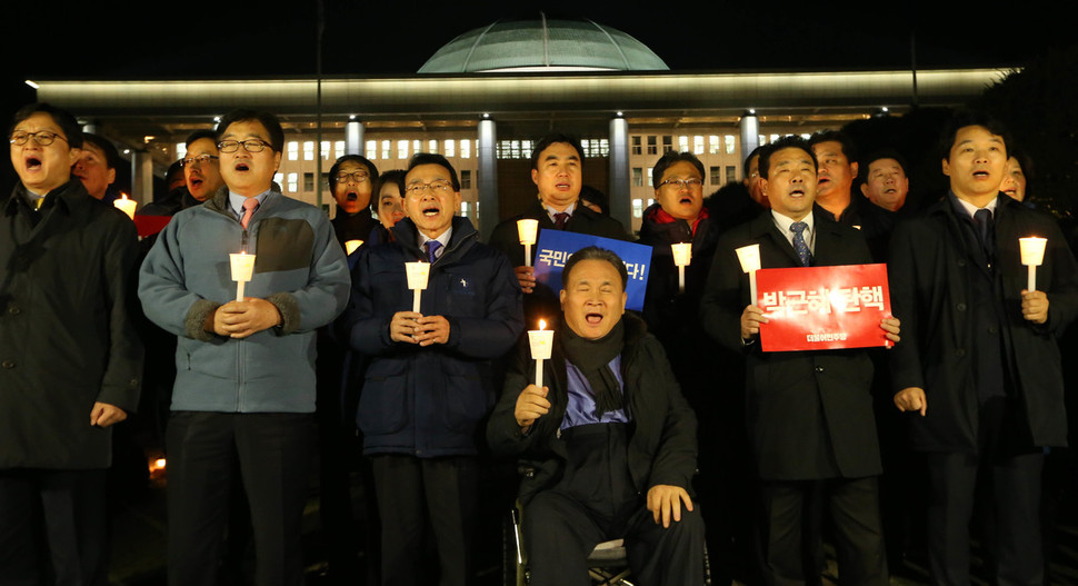 박근혜 대통령의 탄핵을 촉구하며 이틀째 밤샘농성중인 더불어민주당 의원들이 2일 밤 국회의사당 앞에서 촛불을 든 채 탄핵 찬성을 촉구하는 구호를 외치고 있다. 이정우 선임기자 woo@hani.co.kr