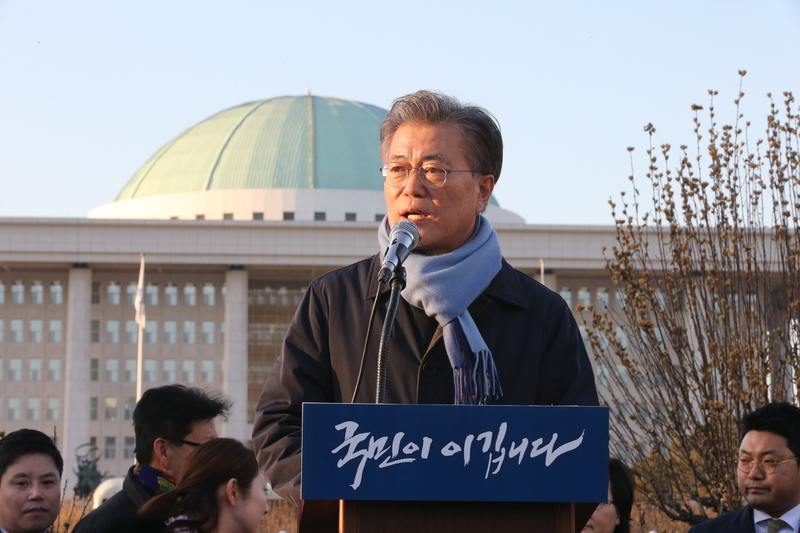 문재인 전 더불어민주당 대표가 2일 오후 국회 정문 앞에서 ‘문재인의 호소-국민은 이깁니다’라는 주제로 연설을 하고 있다. 김태형 기자 xogud555@hani.co.kr
