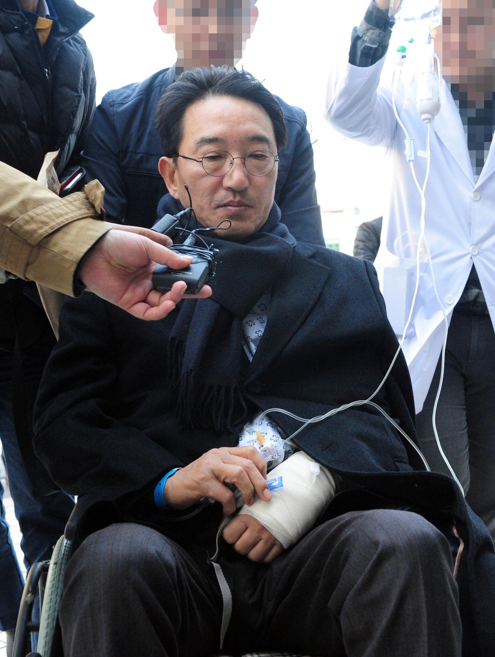 손목을 자해한 현기환 전 청와대 정무수석이 1일 법원의 구속전 피의자심문(영장실질심사)을 받기 위해 휠체어를 타고 부산지법에 들어가고 있다. 연합뉴스