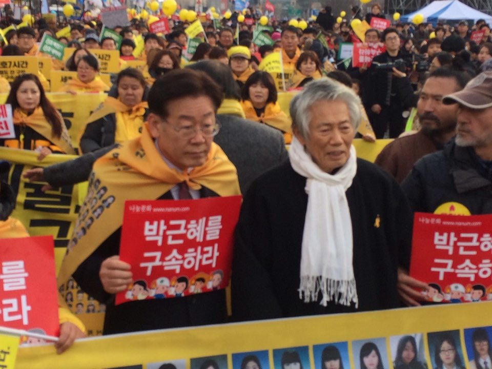 이재명 성남시장과 백기완 선생이 3일 열린 촛불집회에서 세월호 유가족과 함께 행진하고 있다. 박수진 기자.