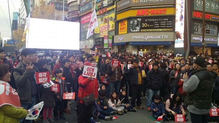 3일 오후 4시께 부산 부산진구 쥬디스태화백화점 앞에서 ‘박근혜 퇴진 부산 시국집회' 사전행사에 참여한 시민들.