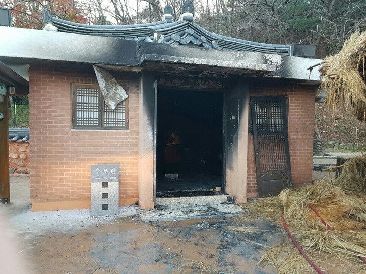 1일 오후 3시15분께 경북 구미시 상모동 박정희 전 대통령 생가 옆 추모관에 백아무개(48)씨가 불을 질러 내부가 모두 탔다. 독자 제공