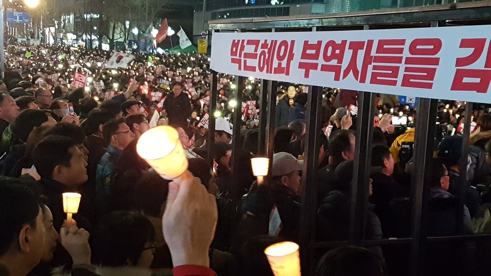 박근혜 대통령과 김기춘·우병우 등 부역자를 수감하기 위해 광주 금남로에 등장한 쇠창살 감옥.
