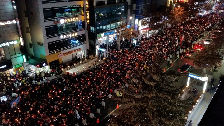 3일 저녁 ‘박근혜 퇴진 5차 대구시국대회’가 열린 대구 중구 국채보상로를 사람들이 가득 메우고 있다.