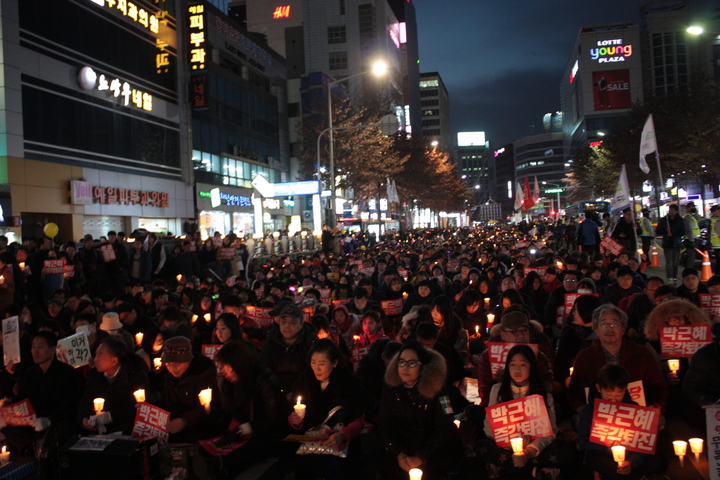3일 저녁 ‘박근혜 퇴진 5차 대구시국대회’가 열린 대구 중구 국채보상로에서 사람들이 촛불을 들고 앉아 있다.